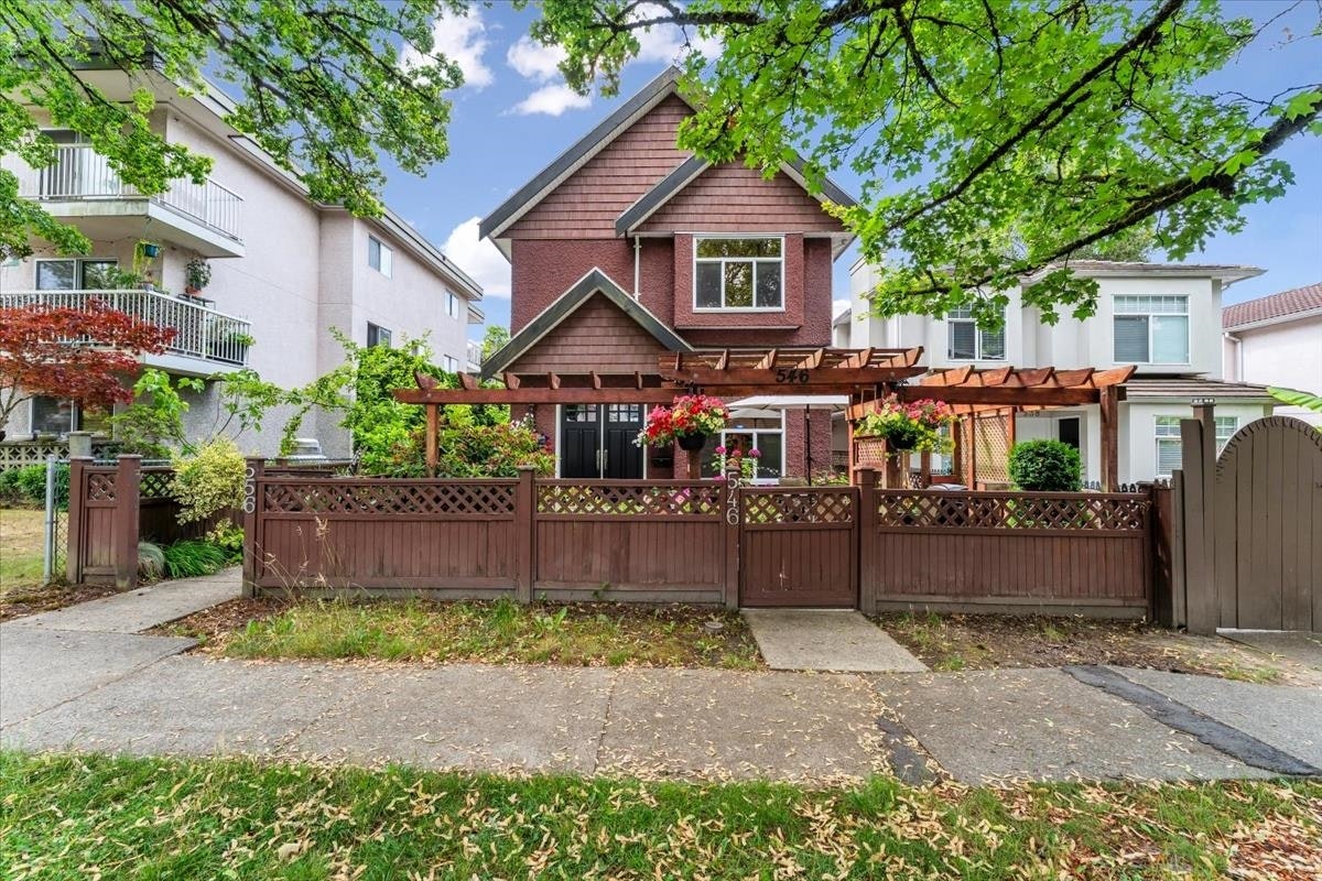 546 E 44th Avenue, Vancouver, BC, V5W 1W5 - 2