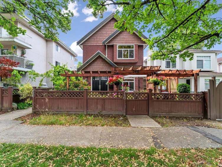 546 E 44th Avenue, Vancouver, BC, V5W 1W5 - 2
