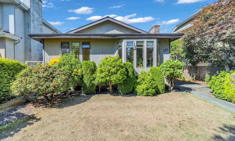 137 W Woodstock Avenue