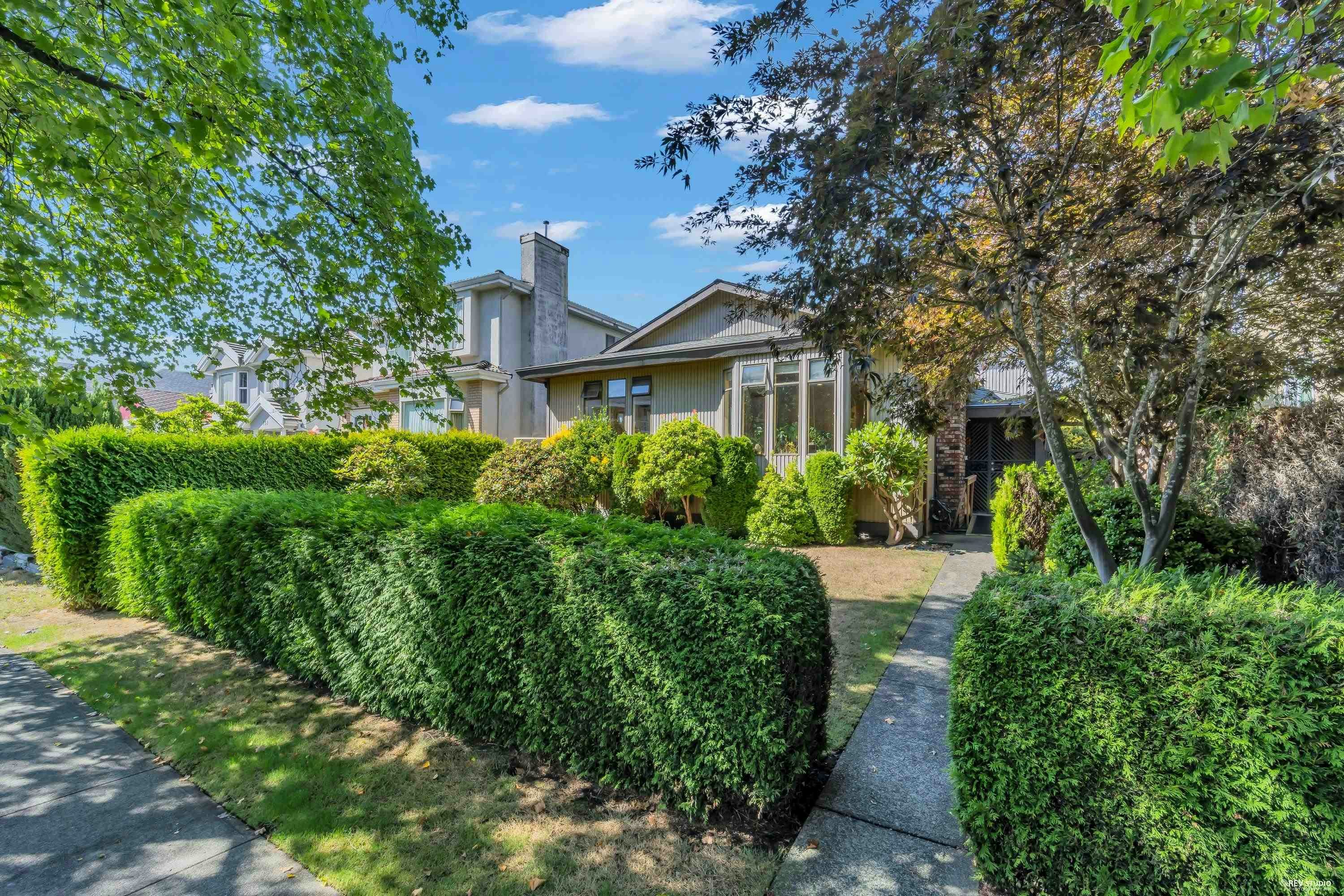 137 W Woodstock Avenue, Vancouver, BC, V5Y 2R7 - 2
