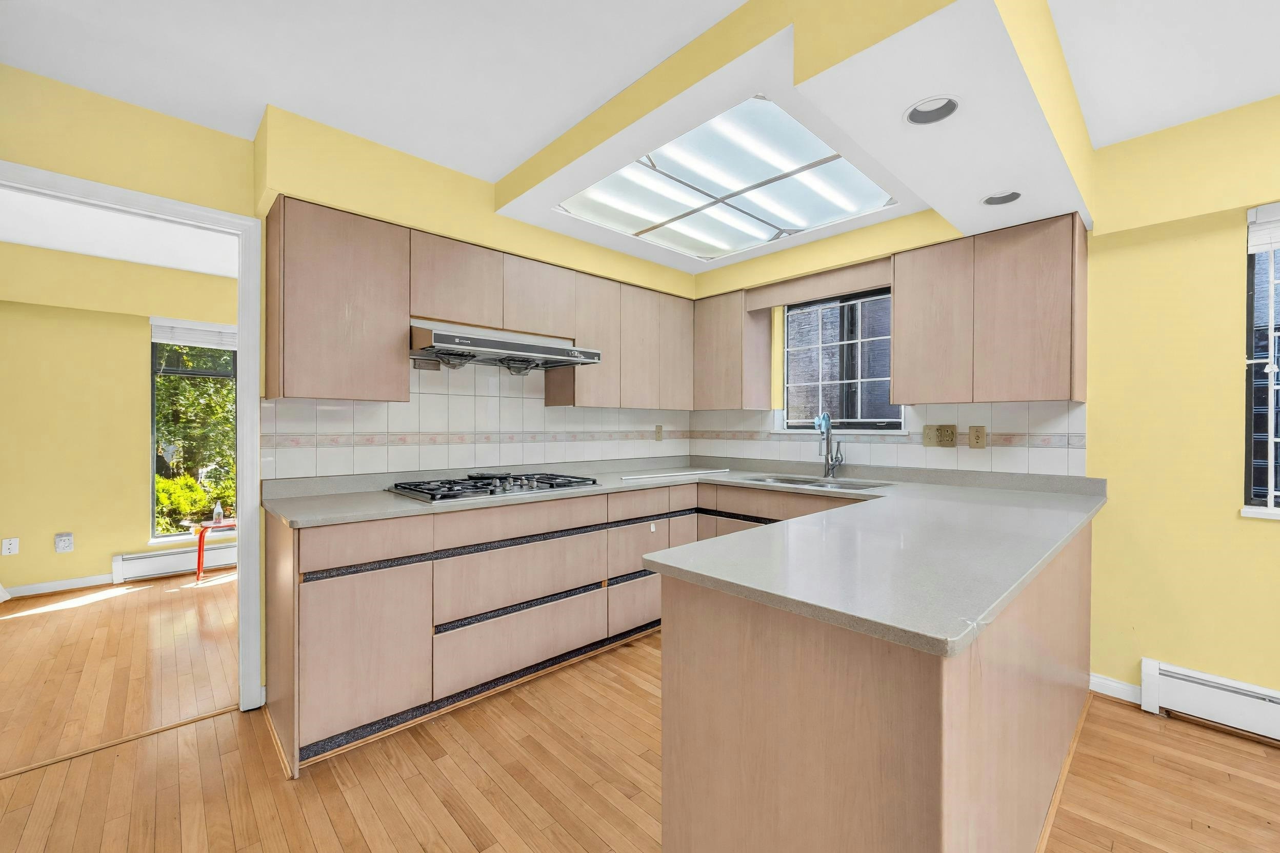 137 W Woodstock Avenue, Vancouver, BC, V5Y 2R7 - 8