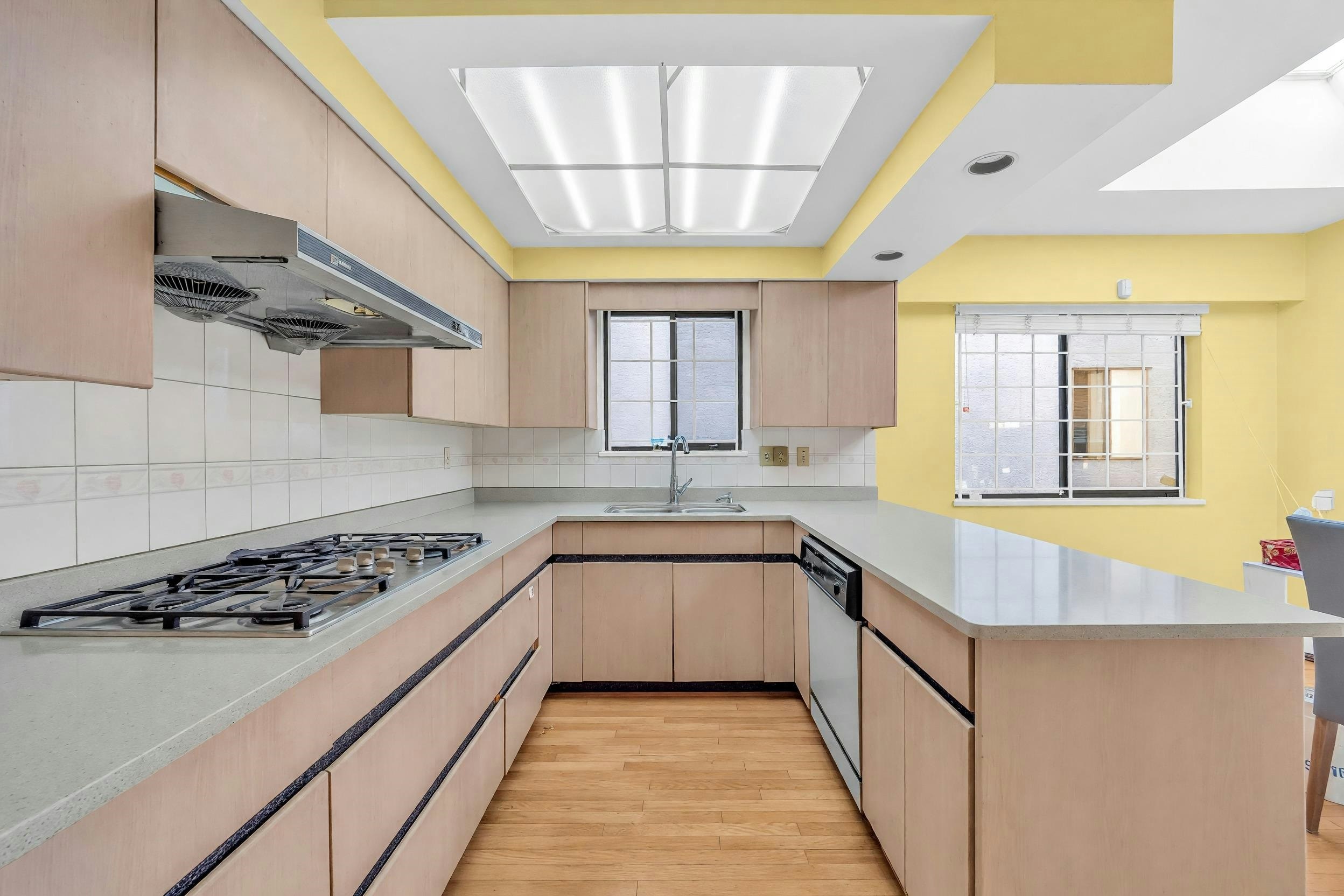 137 W Woodstock Avenue, Vancouver, BC, V5Y 2R7 - 9