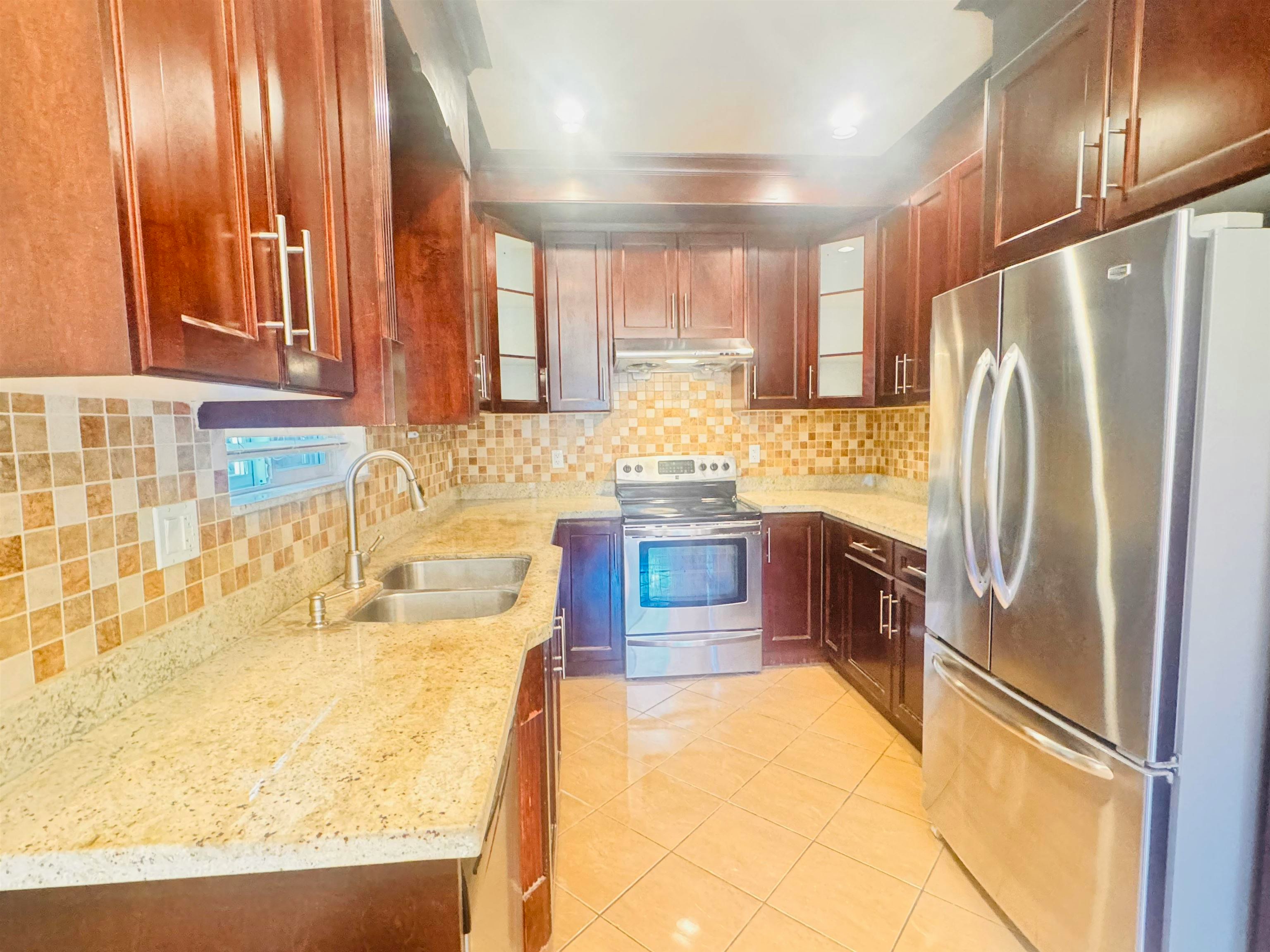 700 W 68th Avenue, Vancouver, BC, V6P 2T9 - 2