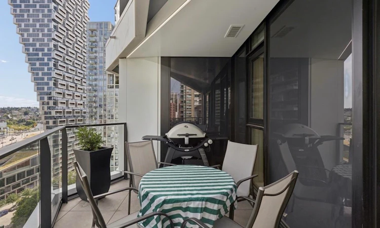 1207-889 Pacific Street