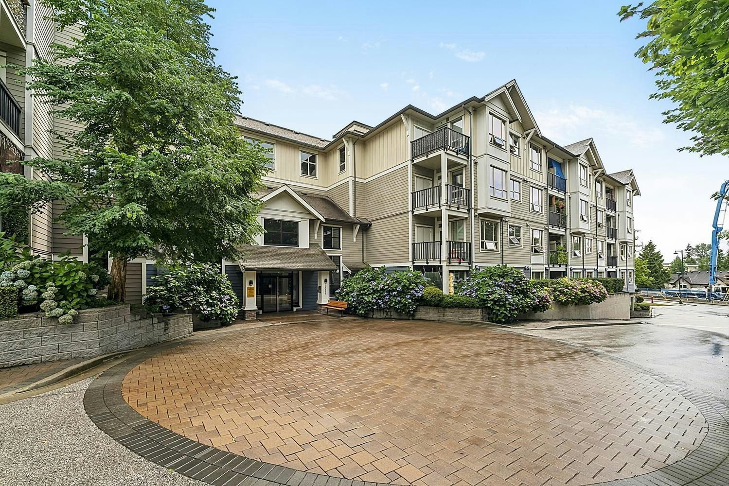 411-13897 Fraser Highway, Surrey, BC, V3T 0G8