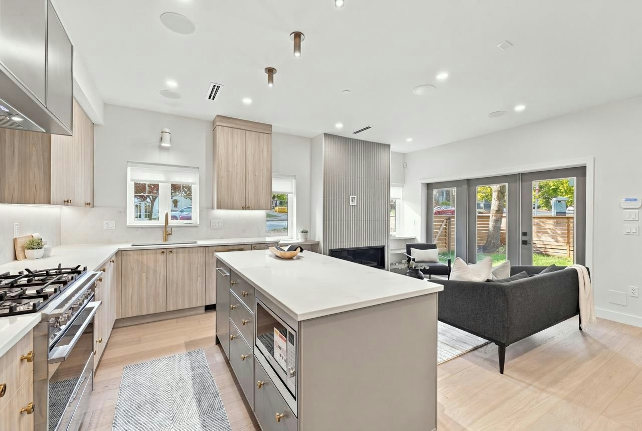 3206 E Georgia Street, Vancouver, BC, V5K 2L3 - 12