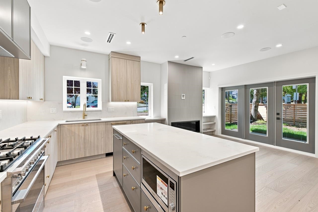 3206 E Georgia Street, Vancouver, BC, V5K 2L3 - 12