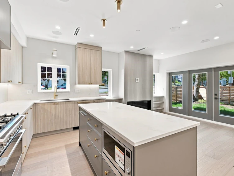 3206 E Georgia Street, Vancouver, BC, V5K 2L3 - 12