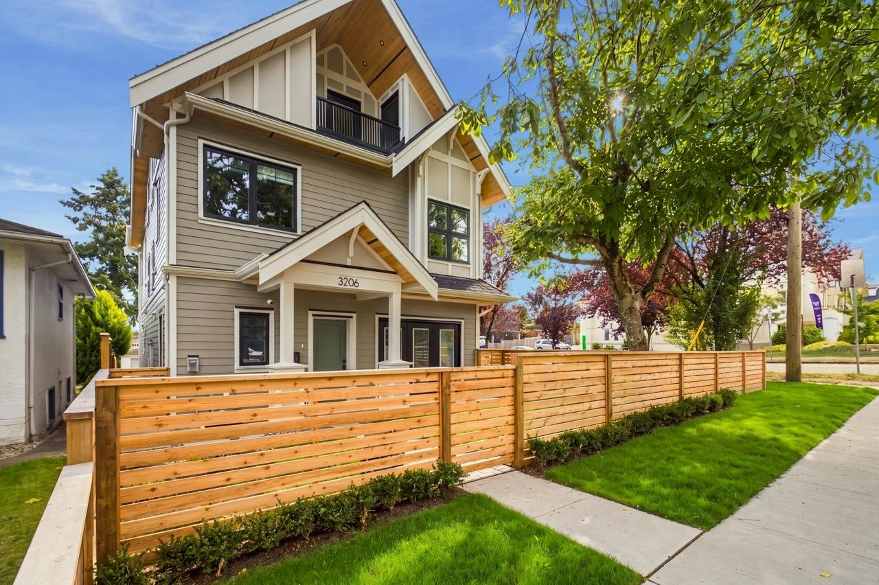 3206 E Georgia Street, Vancouver, BC, V5K 2L3