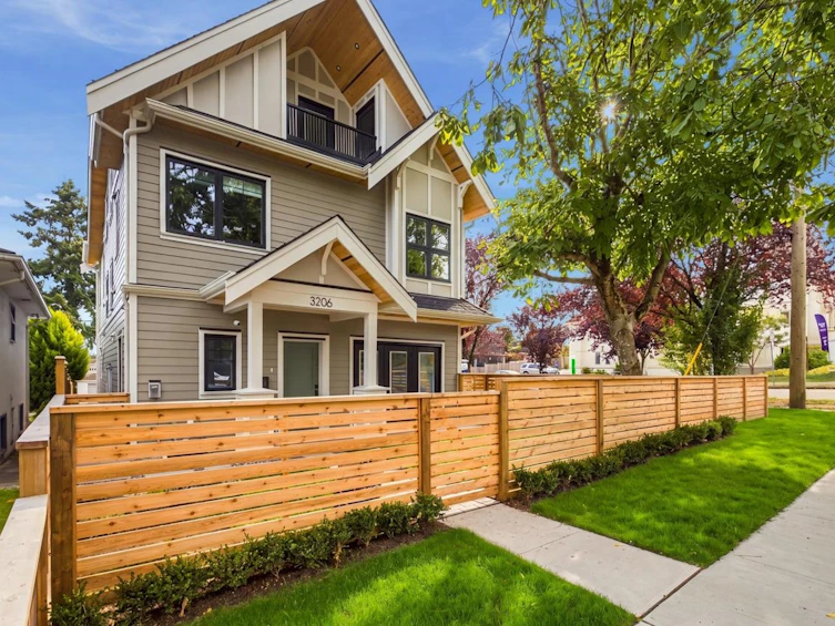3206 E Georgia Street, Vancouver, BC, V5K 2L3