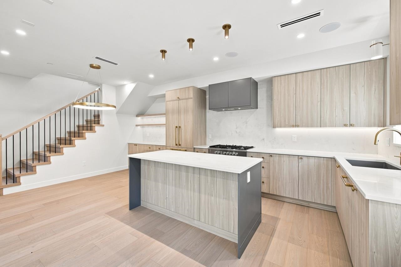 3206 E Georgia Street, Vancouver, BC, V5K 2L3 - 8