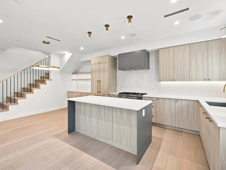3206 E Georgia Street, Vancouver, BC, V5K 2L3 - 8