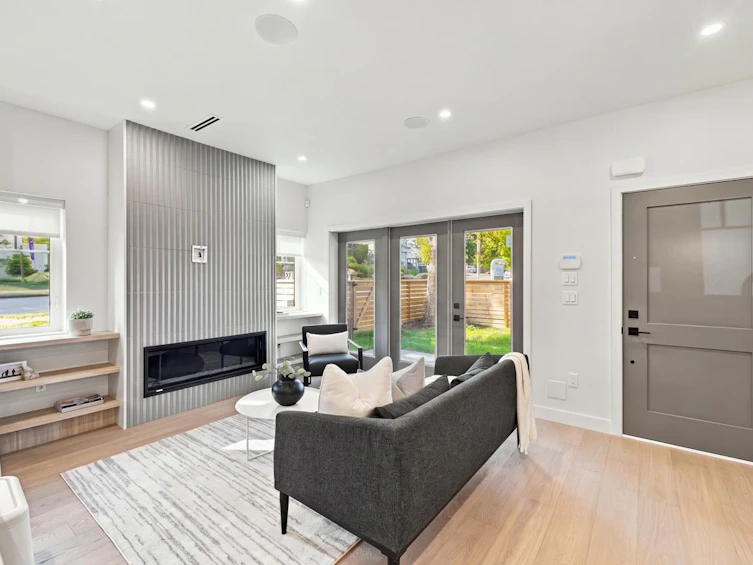 3206 E Georgia Street, Vancouver, BC, V5K 2L3 - 4