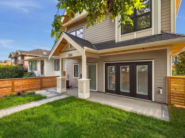 3206 E Georgia Street, Vancouver, BC, V5K 2L3 - 2