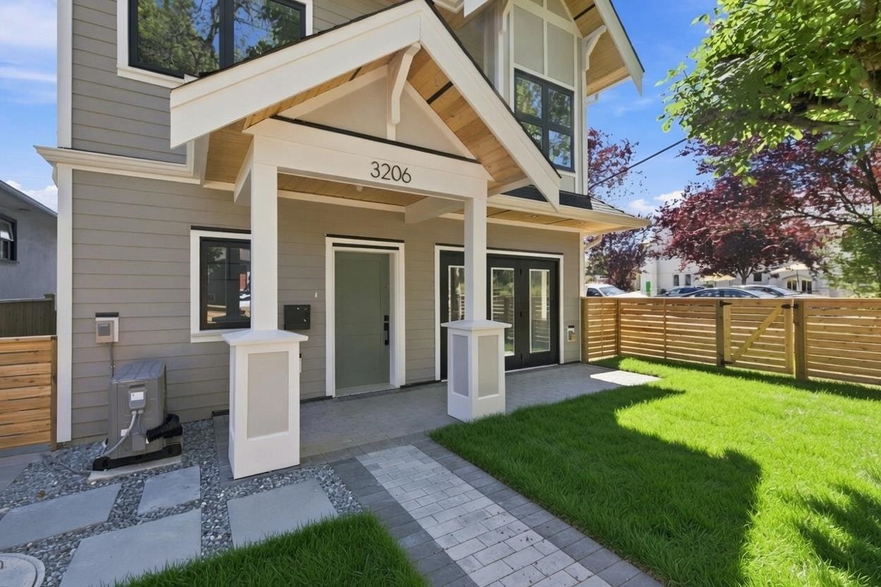 3206 E Georgia Street, Vancouver, BC, V5K 2L3 - 32