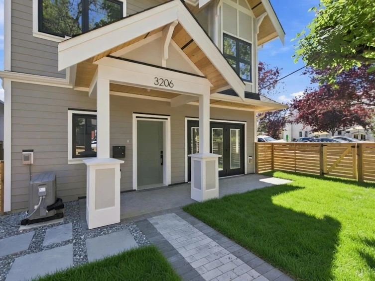 3206 E Georgia Street, Vancouver, BC, V5K 2L3 - 32
