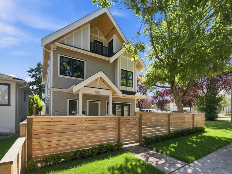 3206 E Georgia Street, Vancouver, BC, V5K 2L3