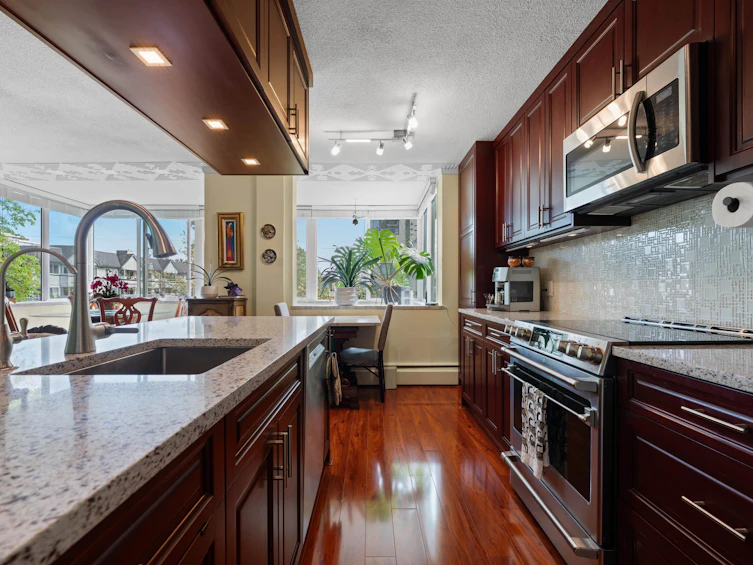 212-1425 Esquimalt Avenue, West Vancouver, BC, V7T 1L1 - 3