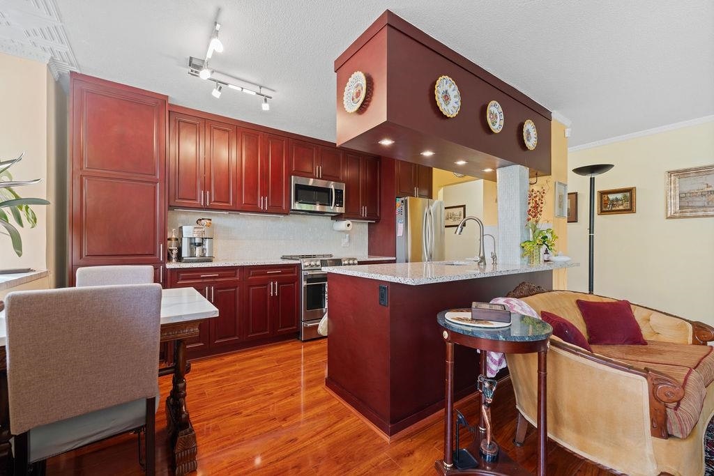 212-1425 Esquimalt Avenue, West Vancouver, BC, V7T 1L1 - 6