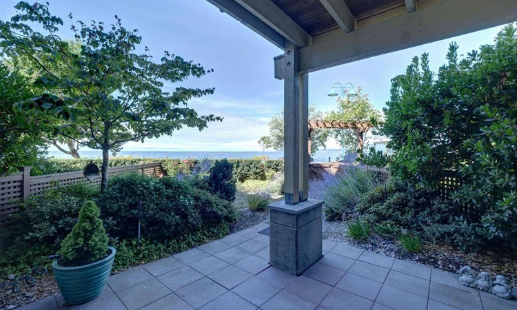 105-5160 Davis Bay Road