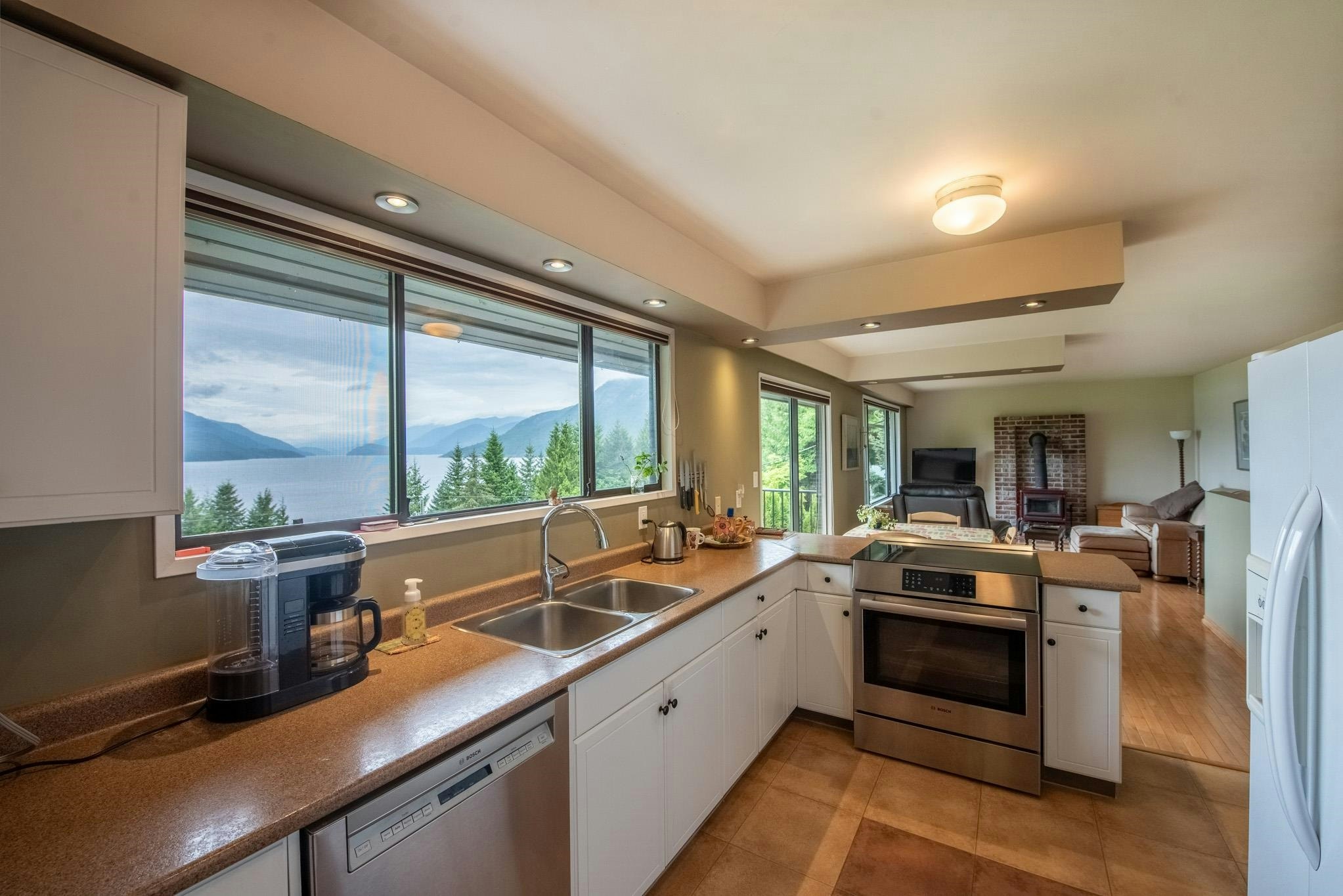 6950 Porpoise Drive, Sechelt, BC, V7Z 0C8 - 9