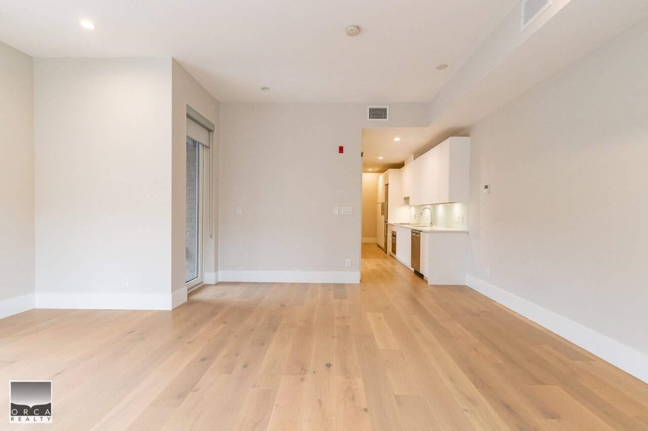 102-1591 Bowser Avenue, North Vancouver, BC, V7P 1Z4 - 11