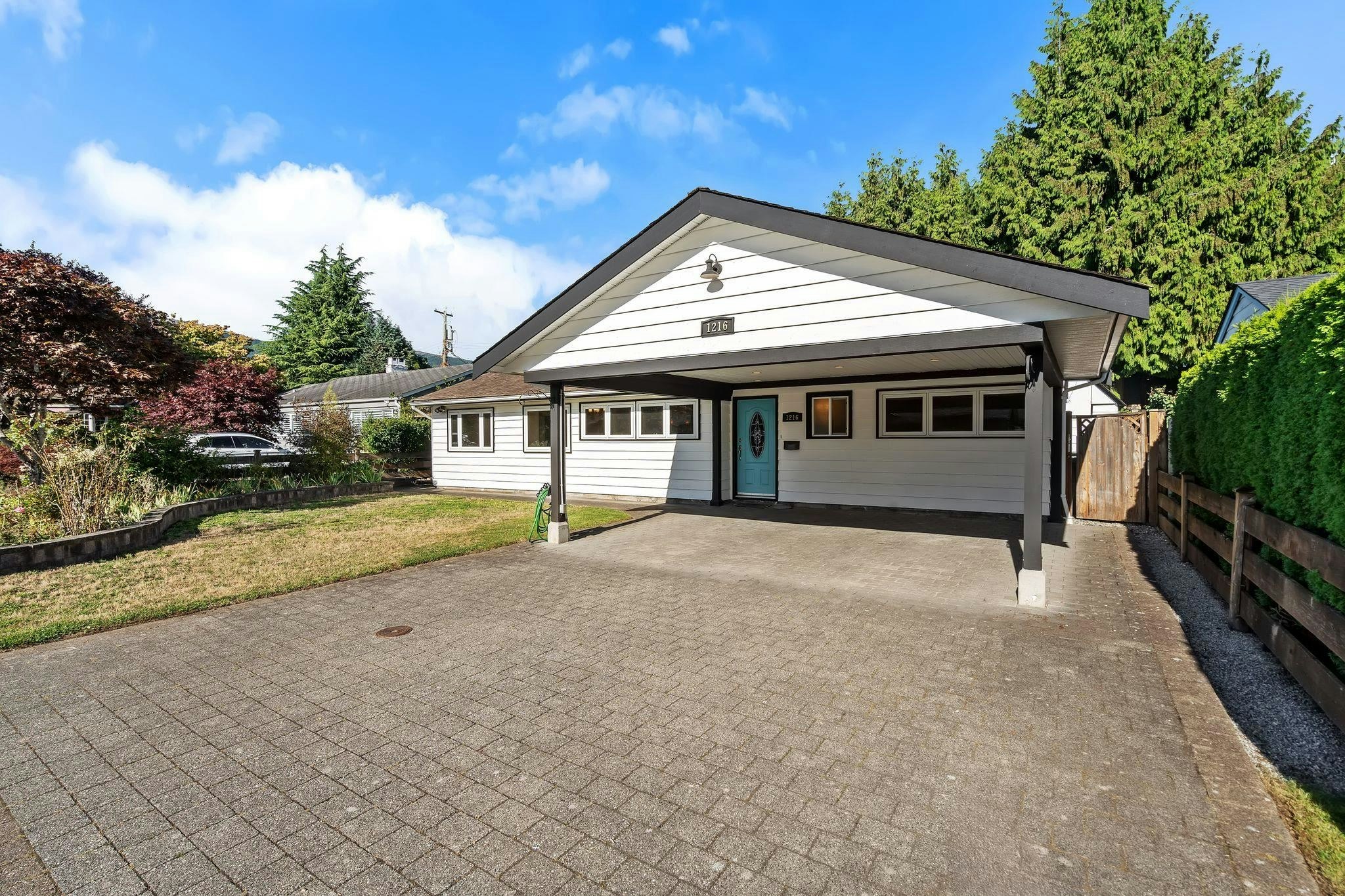 1216 Pinewood Crescent - 2