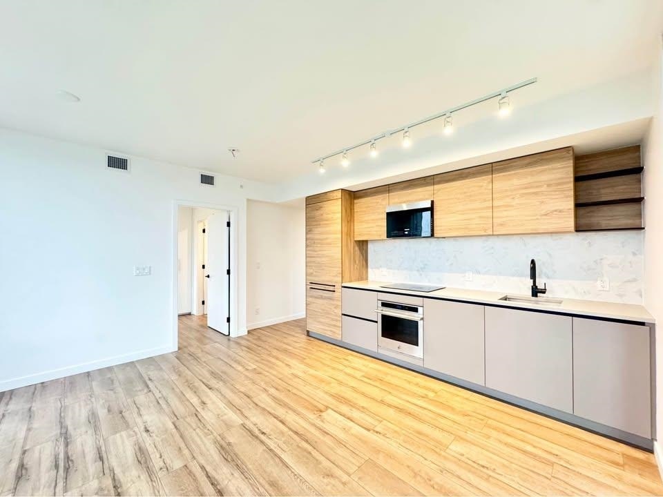 6XX-10448 University Drive, Surrey, BC, V3T 0S7 - 13
