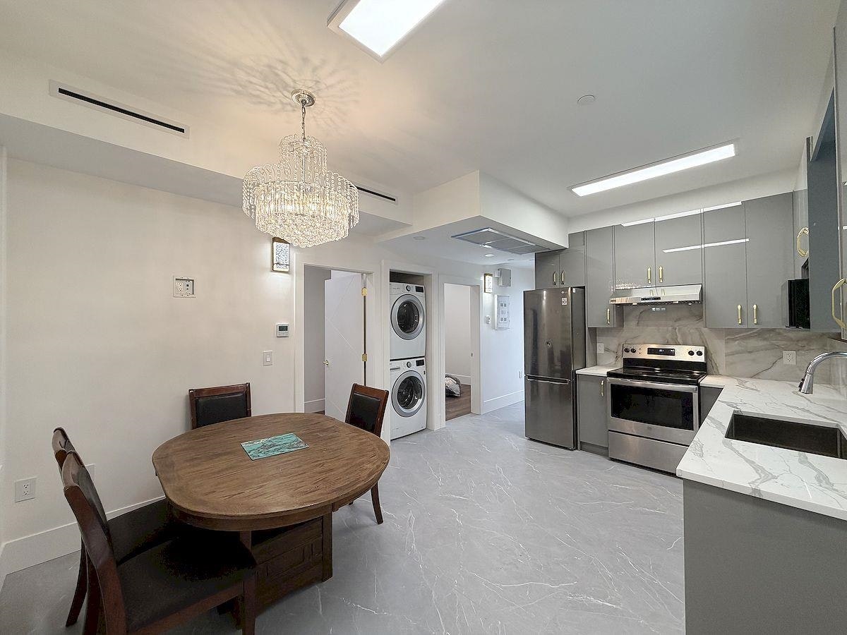  10xx E 62nd Ave Vancouver BC, Vancouver, BC, V5X 2H1