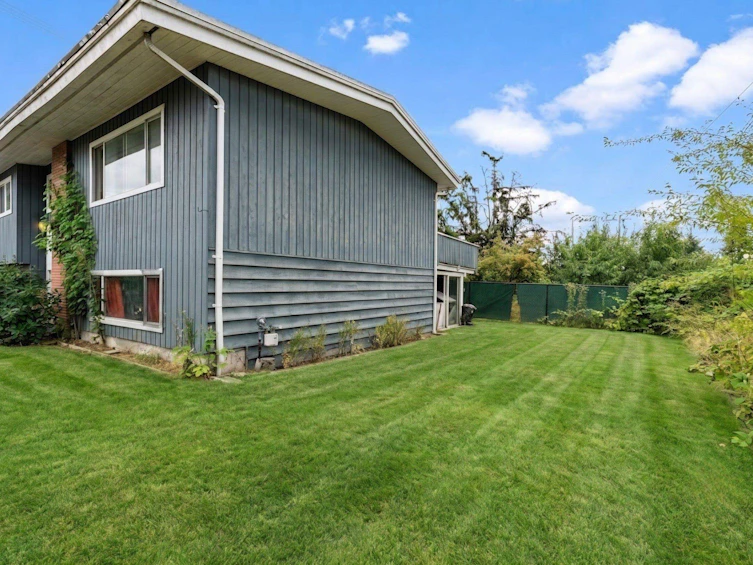 14042 110 Avenue, Surrey, BC, V3R 1Z2