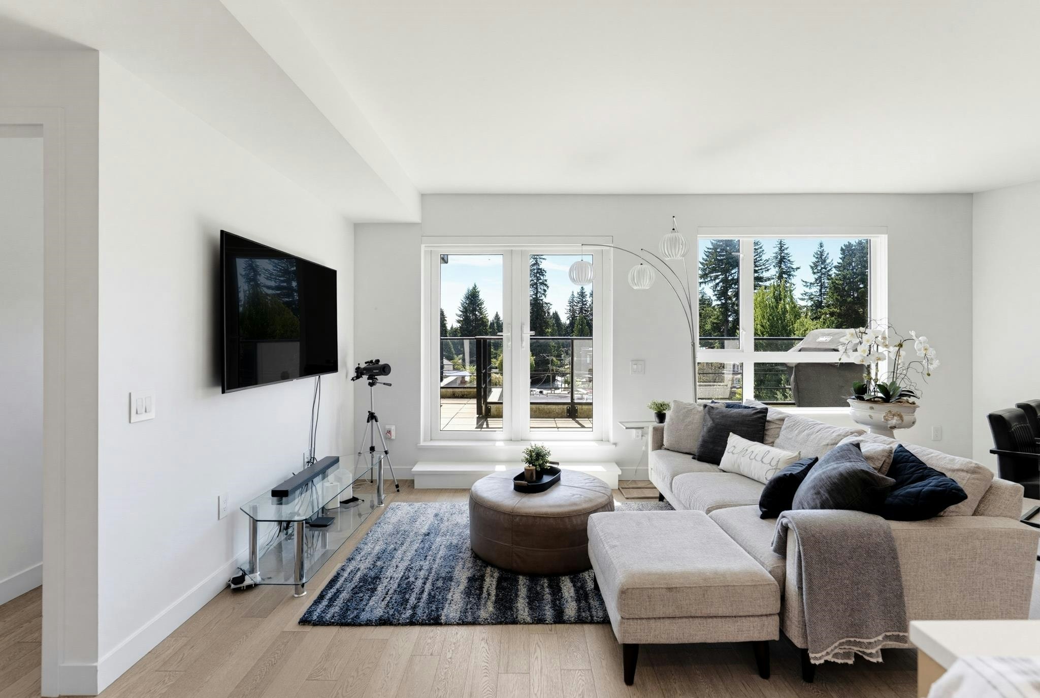 409-3220 Connaught Crescent - 3