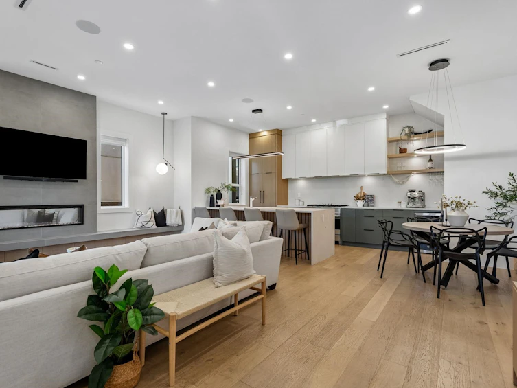 1234 E 19th Avenue, Vancouver, BC, V5V 1L3 - 4