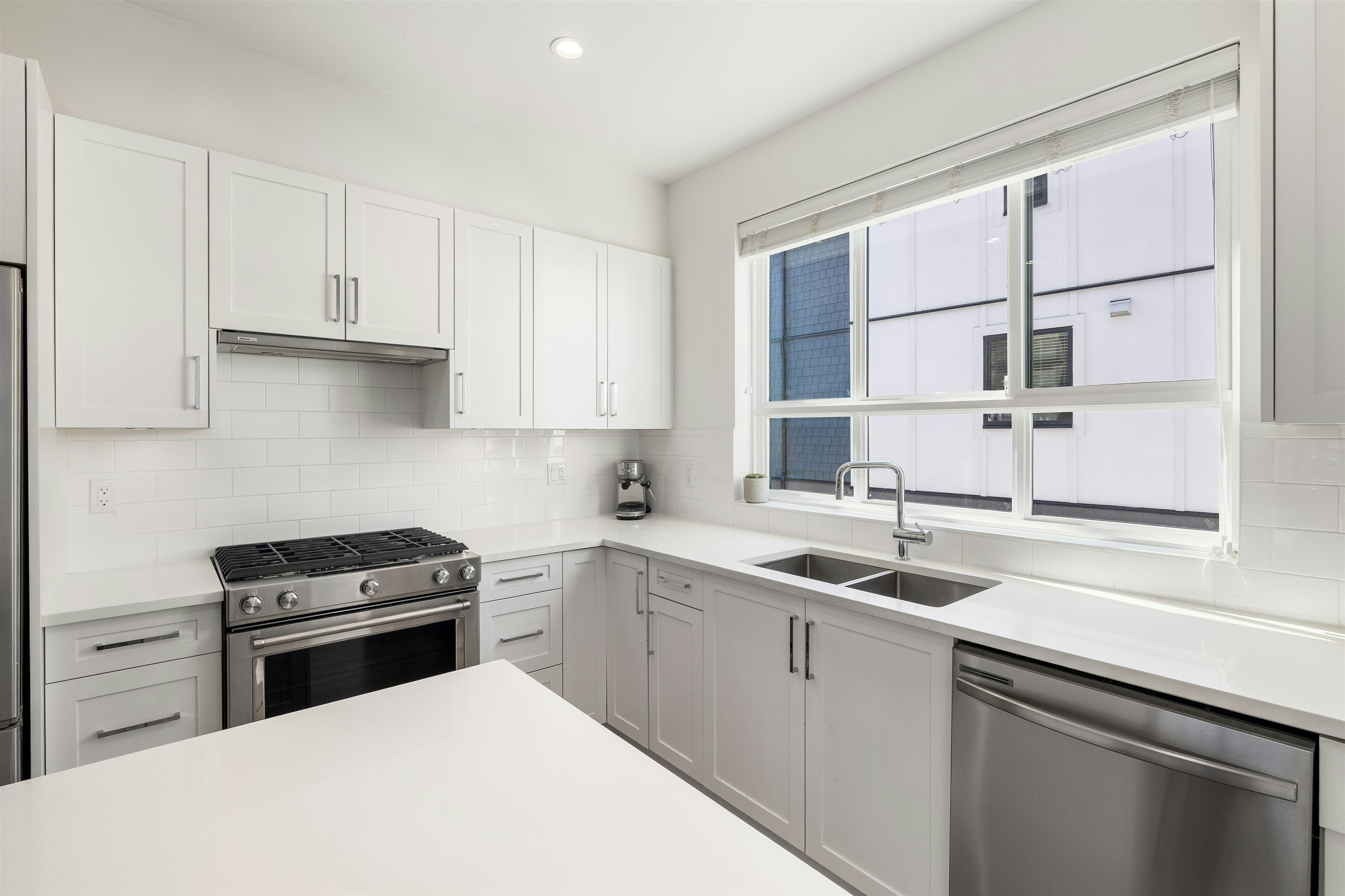 22-16760 25 Avenue - 5