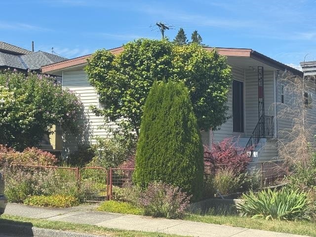 2935 Adanac Street - 3