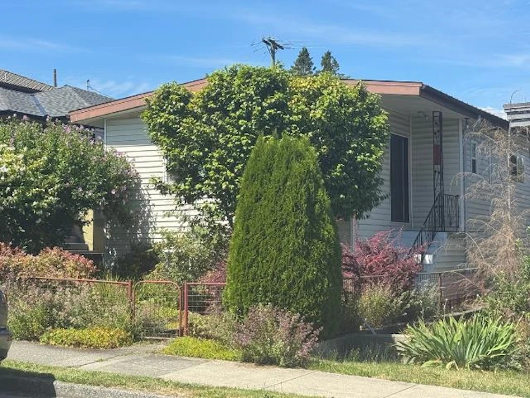 2935 Adanac Street, Vancouver, BC, V5K 2N4 - 3