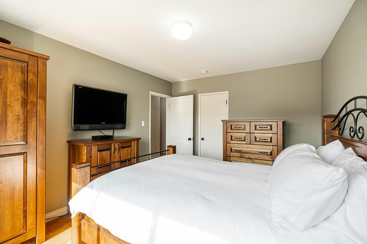 1033 Cypress Street, Surrey, BC, V4B 4H1 - 14