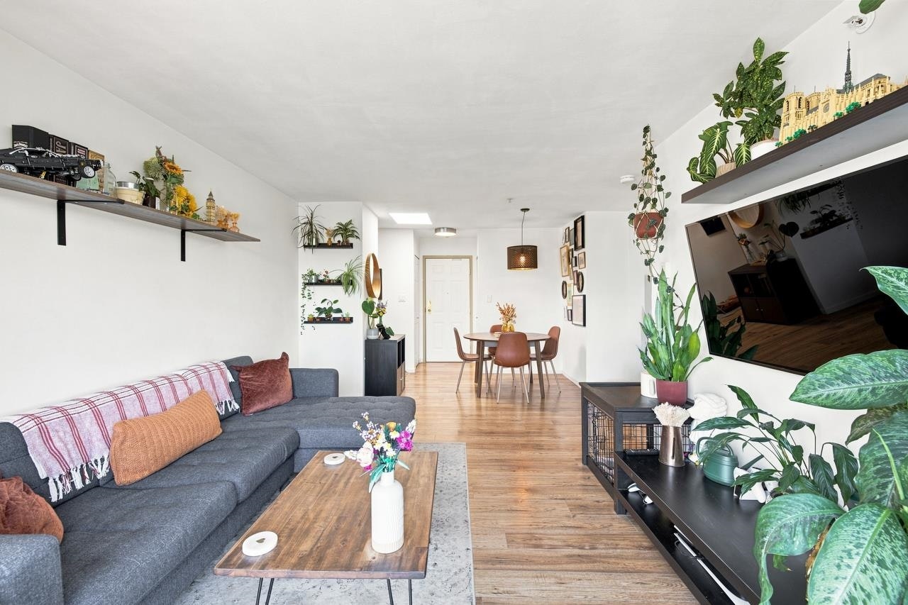 401-1099 E Broadway, Vancouver, BC, V5T 1Y5 - 6