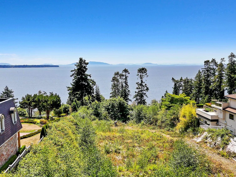13752 Marine Drive, Surrey, BC, V4A 1A4 - 13