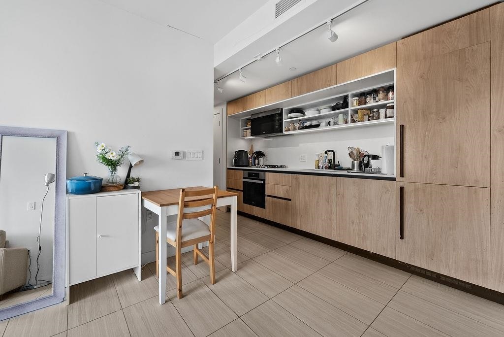 2504-5058 Joyce Street, Vancouver, BC, V5R 0J9 - 4