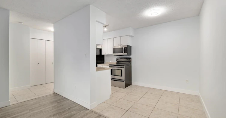 407-9857 Manchester Drive, Burnaby, BC, V3N 4P6 - 9