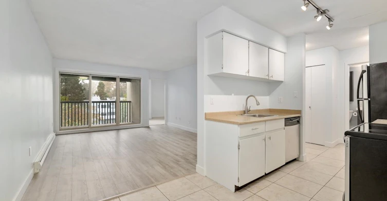 407-9857 Manchester Drive, Burnaby, BC, V3N 4P6