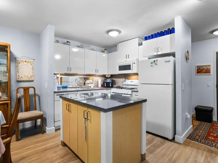 205-175 W 1st Street, North Vancouver, BC, V7M 3N9 - 11