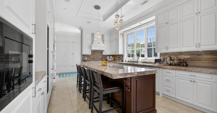 3818 Broadway W, Vancouver, BC, V6R 2C3 - 3