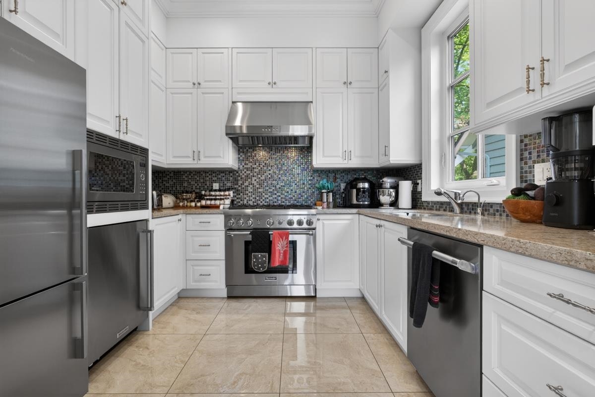 3818 Broadway W, Vancouver, BC, V6R 2C3 - 4