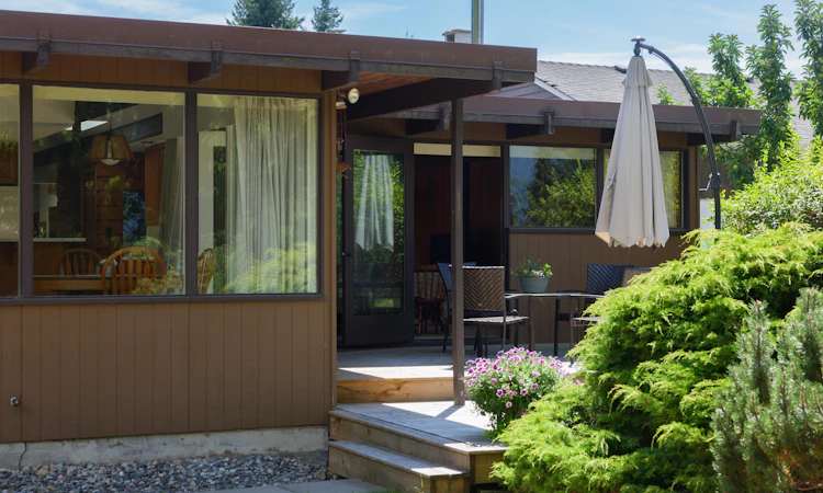 4568 Marineview Crescent