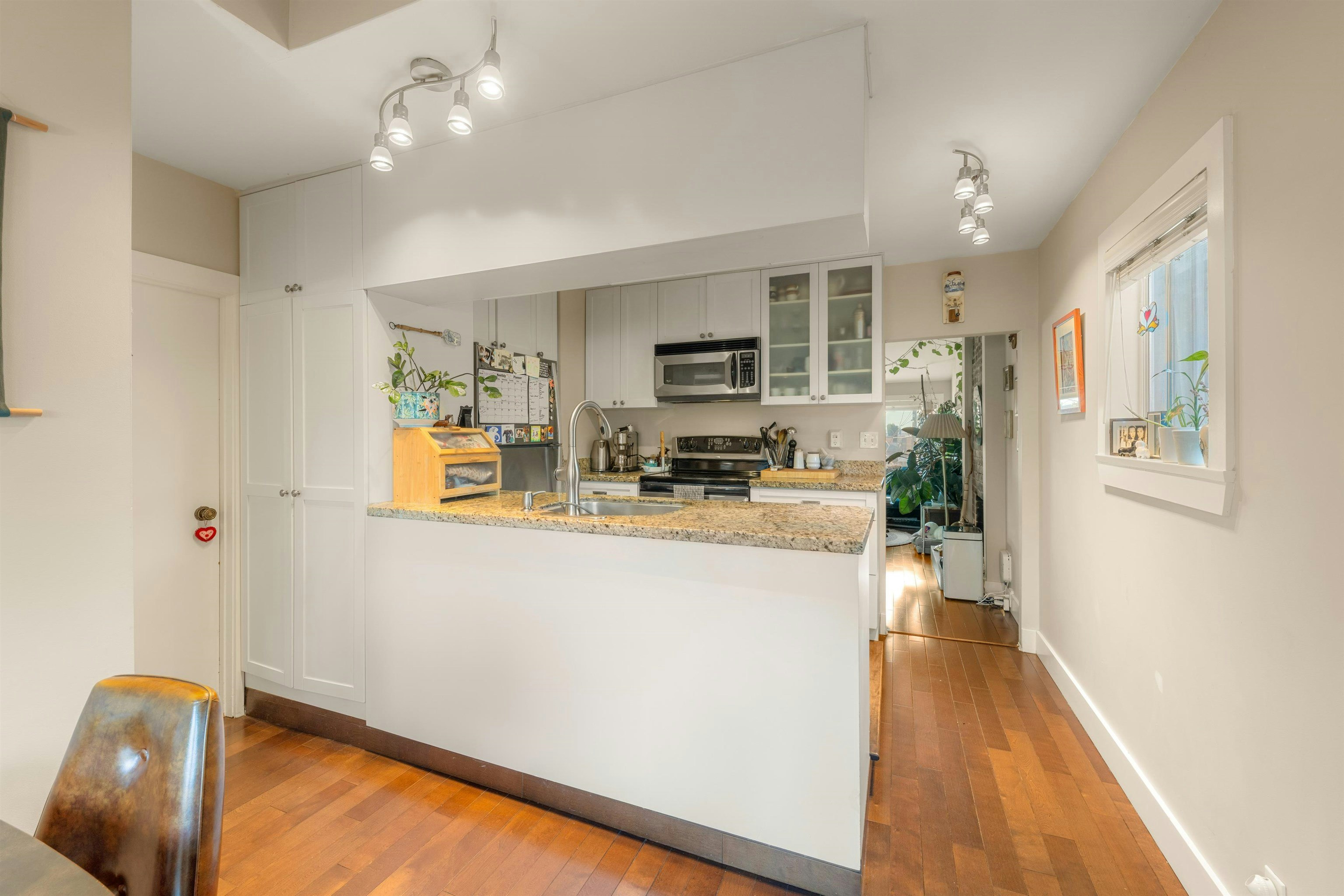 612 E 4th Street, North Vancouver, BC, V7L 1J8 - 9