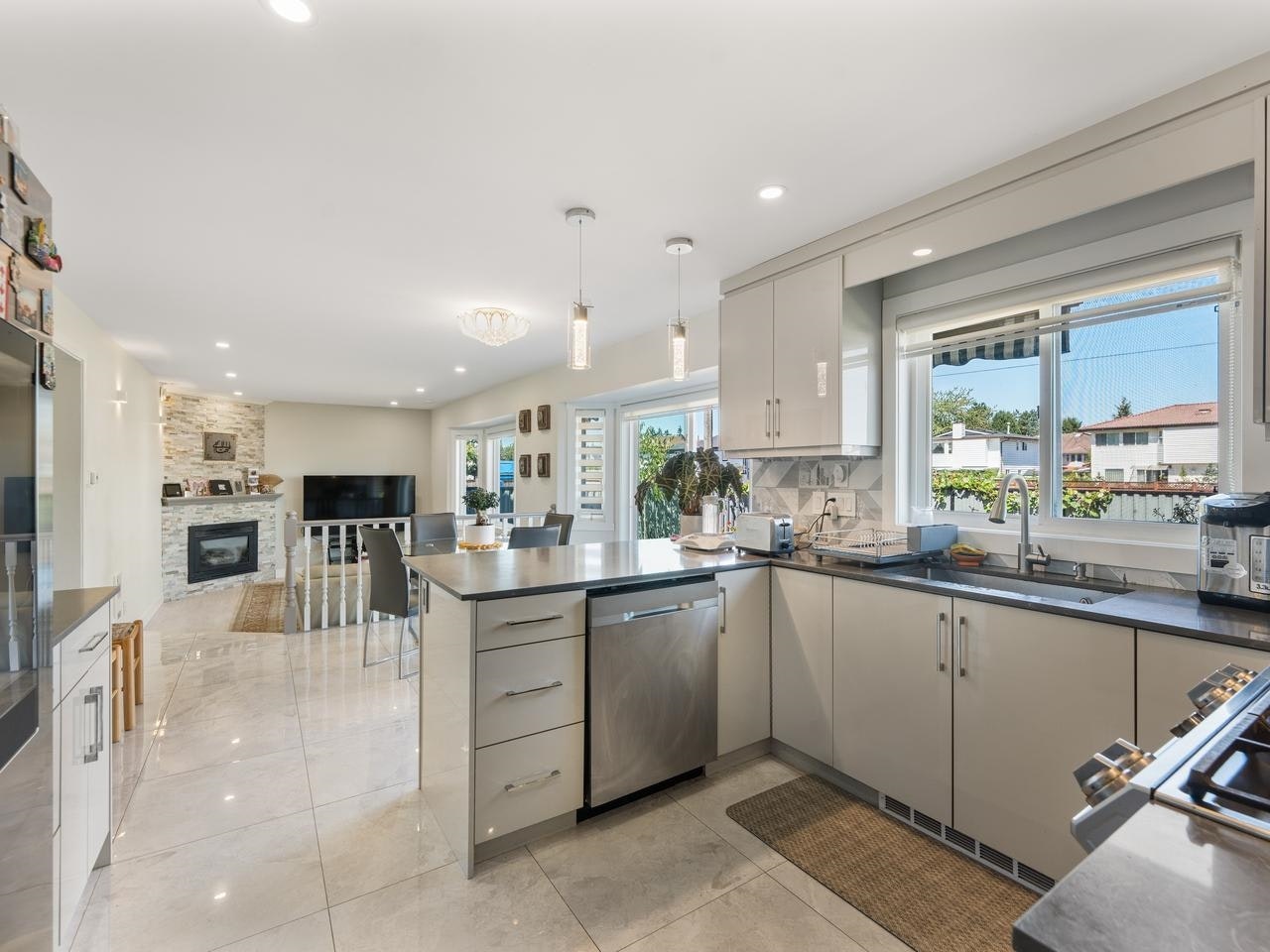 15271 95 Avenue - 2
