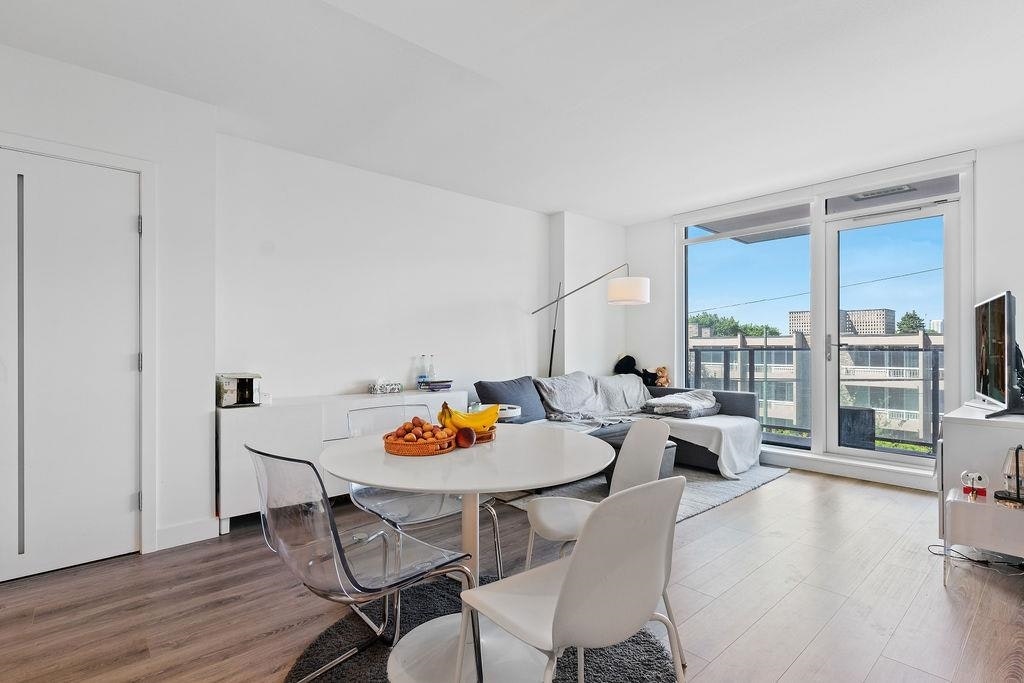 205-8188 Fraser Street, Vancouver, BC, V5X 0J8 - 8