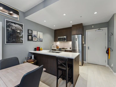 002-9060 University Crescent - 5