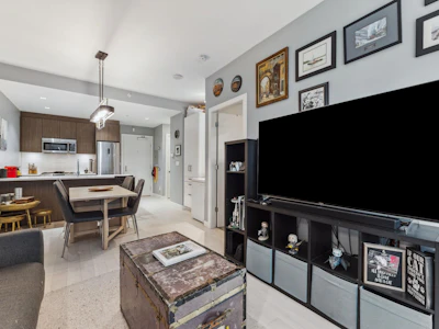 002-9060 University Crescent - 2